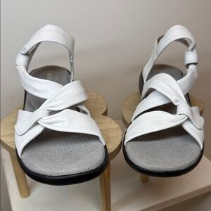 CLARKS SOFT CUSHION COLLECTION WHITE WOMENS LEATHER SANDALS SIZE 7.5.